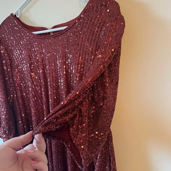 NWT Torrid Burgundy Red Sequin Covered Short Sleeve Keyhole Back Blouse Sz 4 - Picture 6 of 6
